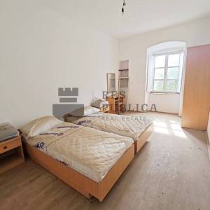 KAMENA KUĆA NA PELJEŠCU