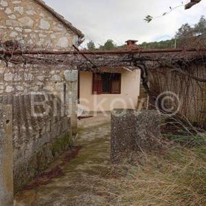 Kamena kuća s 5 manjih objekta u Dolu, Hvar, prodaja