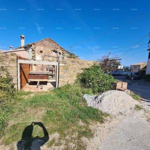 Kamena kuća s okućnicom i započetom renovacijom – okolica Pazina