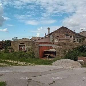 Kamena kuća s okućnicom i započetom renovacijom – okolica Pazina