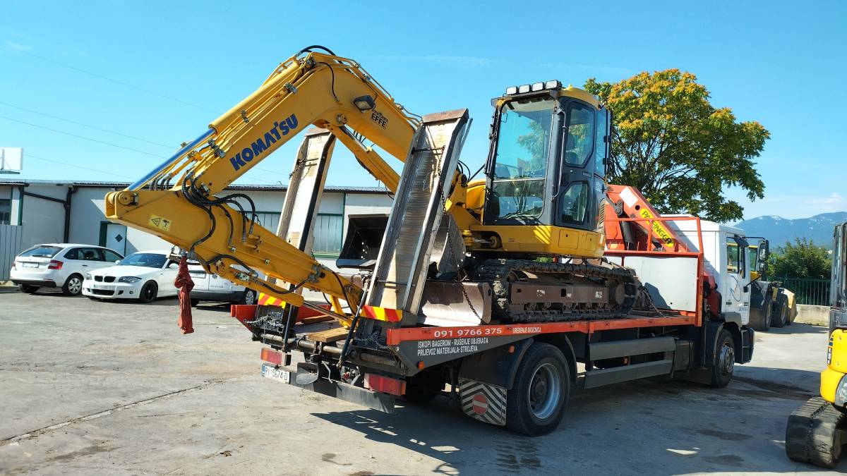 Kamion sa dizalicom za prijevoz strojeva