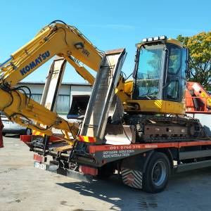 Kamion sa dizalicom za prijevoz strojeva