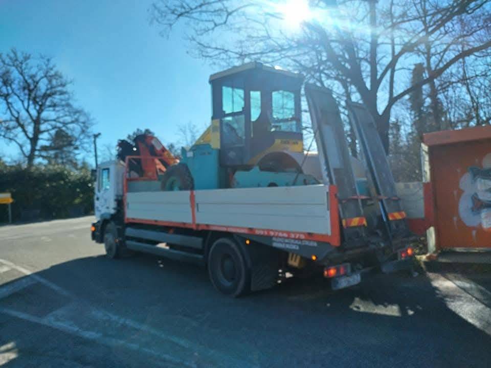 Kamion sa dizalicom za prijevoz strojeva