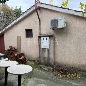 Kantrida - Šarmantna prizemnica s velikom okućnicom