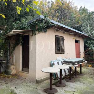 Kantrida - Šarmantna prizemnica s velikom okućnicom