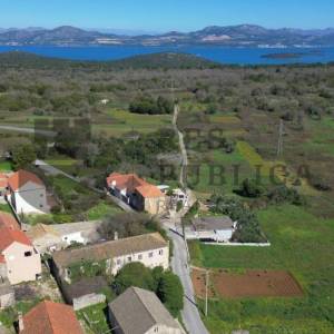 KAPETANSKA KUĆA SA VRTOM I DODATNIM OBJEKTOM