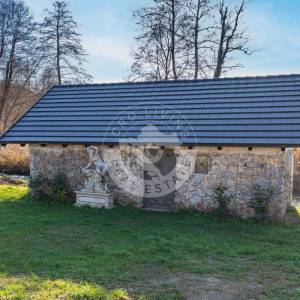 Karlovac, prekrasan Ranč  na 6000 m2 na Slapu , dvije Kuće, i objekt sa  4 Apartmana