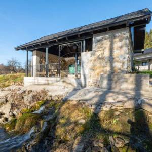 Karlovac, prekrasan Ranč  na 6000 m2 na Slapu , dvije Kuće, i objekt sa  4 Apartmana