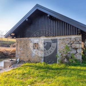 Karlovac, prekrasan Ranč  na 6000 m2 na Slapu , dvije Kuće, i objekt sa  4 Apartmana