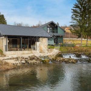 Karlovac, prekrasan Ranč  na 6000 m2 na Slapu , dvije Kuće, i objekt sa  4 Apartmana