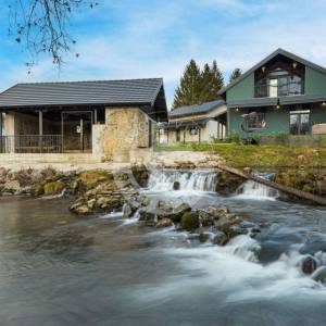 Karlovac, prekrasan Ranč  na 6000 m2 na Slapu , dvije Kuće, i objekt sa  4 Apartmana