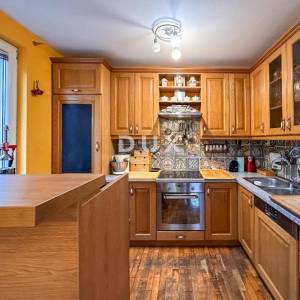 KASTAV - dvojna kuća s dva stana i uređenom okućnicom