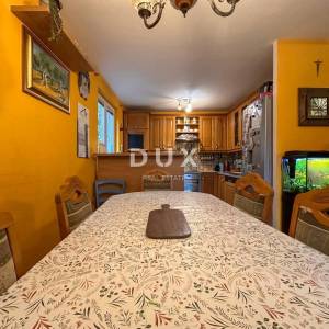 KASTAV - dvojna kuća s dva stana i uređenom okućnicom