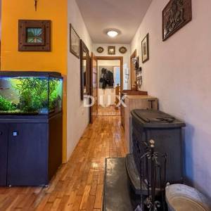 KASTAV - dvojna kuća s dva stana i uređenom okućnicom