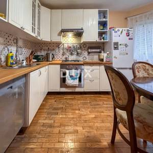 KASTAV - dvojna kuća s dva stana i uređenom okućnicom