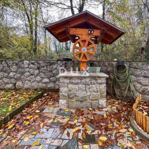 KASTAV - dvojna kuća s dva stana i uređenom okućnicom