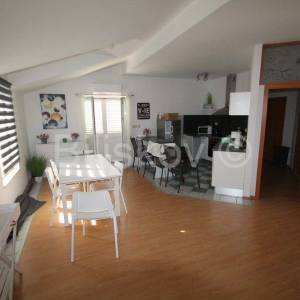 Kaštel Gomilica, objekt sa 2 stana i posl. prost, prodaja