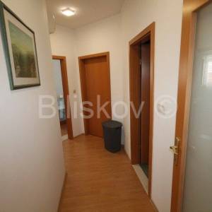 Kaštel Gomilica, objekt sa 2 stana i posl. prost, prodaja