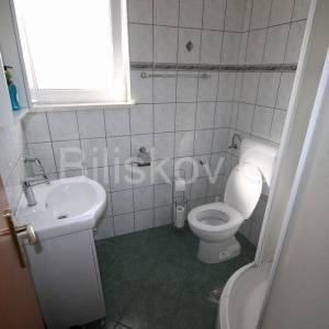 Kaštel Gomilica, objekt sa 2 stana i posl. prost, prodaja