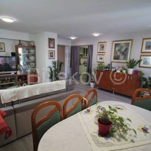 Kaštel Gomilica, objekt sa 2 stana i posl. prost, prodaja