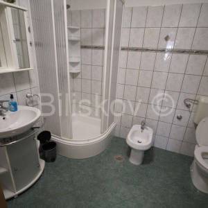 Kaštel Gomilica, objekt sa 2 stana i posl. prost, prodaja