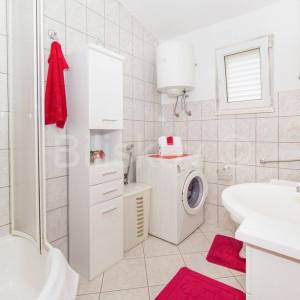 Kaštel Lukšić, kuća s 2 stana i bazenom, prodaja