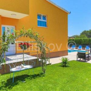 Kaštel Lukšić, kuća s 2 stana i bazenom, prodaja