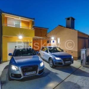 Kaštel Lukšić, kuća s 2 stana i bazenom, prodaja