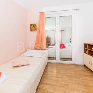 Kaštel Lukšić, kuća s 2 stana i bazenom, prodaja