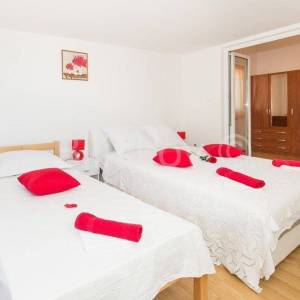 Kaštel Lukšić, kuća s 2 stana i bazenom, prodaja