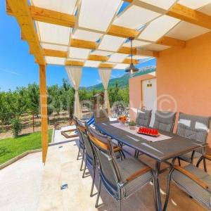 Kaštel Lukšić, kuća s 2 stana i bazenom, prodaja