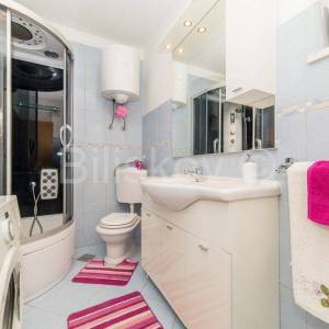 Kaštel Lukšić, kuća s 2 stana i bazenom, prodaja