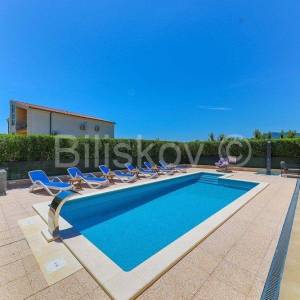 Kaštel Lukšić, kuća s 2 stana i bazenom, prodaja