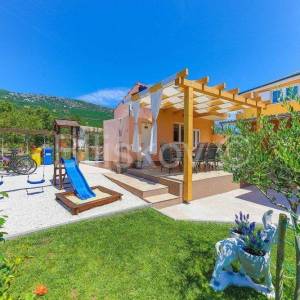 Kaštel Lukšić, kuća s 2 stana i bazenom, prodaja