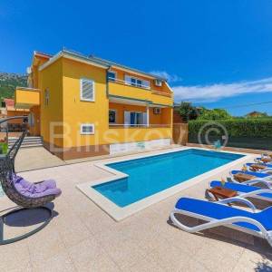 Kaštel Lukšić, kuća s 2 stana i bazenom, prodaja