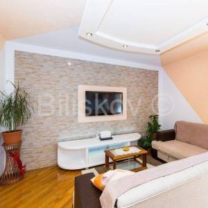 Kaštel Lukšić, kuća s 2 stana i bazenom, prodaja