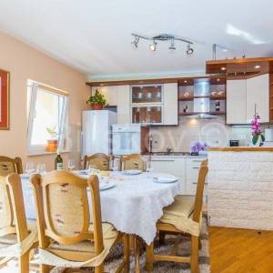 Kaštel Lukšić, kuća s 2 stana i bazenom, prodaja