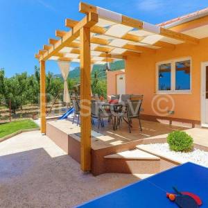 Kaštel Lukšić, kuća s 2 stana i bazenom, prodaja