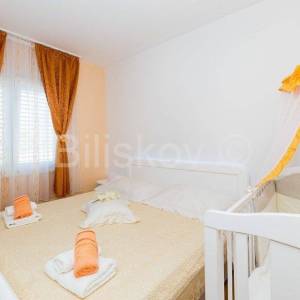 Kaštel Lukšić, kuća s 2 stana i bazenom, prodaja