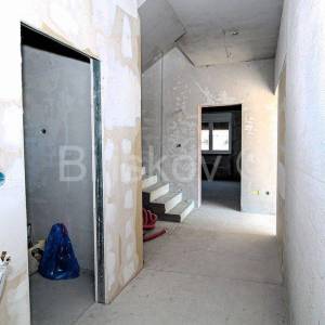 Kaštel Lukšić, obiteljska villa u izgradnji, prodaja