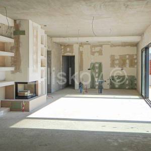 Kaštel Lukšić, obiteljska villa u izgradnji, prodaja