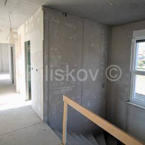 Kaštel Lukšić, obiteljska villa u izgradnji, prodaja