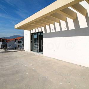 Kaštel Lukšić, obiteljska villa u izgradnji, prodaja