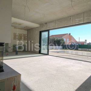 Kaštel Lukšić, obiteljska villa u izgradnji, prodaja