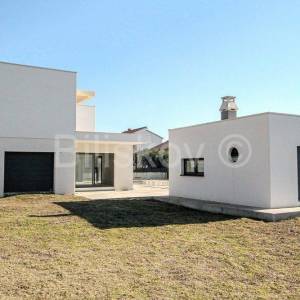 Kaštel Lukšić, obiteljska villa u izgradnji, prodaja