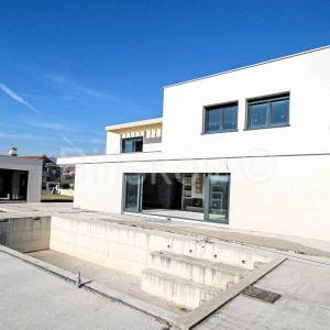 Kaštel Lukšić, obiteljska villa u izgradnji, prodaja