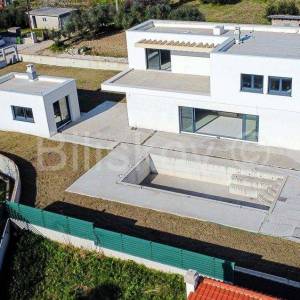 Kaštel Lukšić, obiteljska villa u izgradnji, prodaja