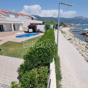 Kaštel Štafilić, Kaštela, kuća sa bazenom uz more