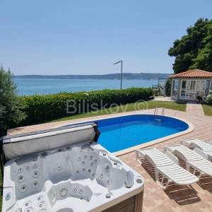 Kaštel Štafilić, Kaštela, kuća sa bazenom uz more