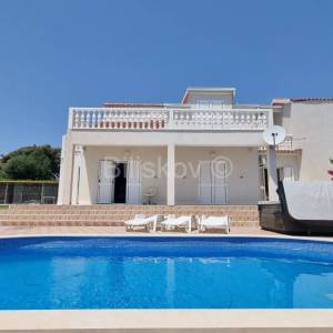 Kaštel Štafilić, Kaštela, kuća sa bazenom uz more